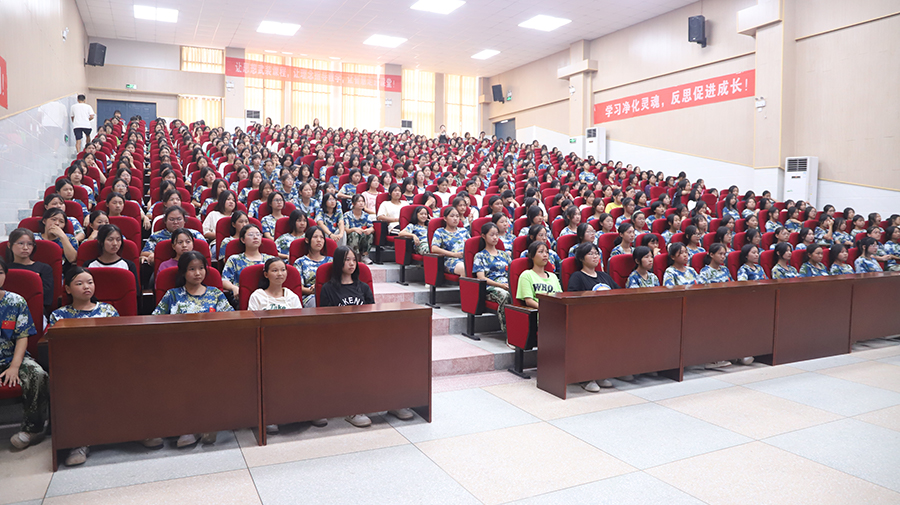 時(shí)光不語，靜待花開——懷化市新晃恒雅高級(jí)中學(xué)舉辦女生青春期健康教育講座